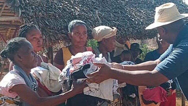 La consegna degli aiuti alle comunit&agrave; del Madagascar