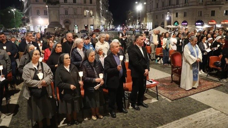 Molti fedeli in preghiera, tra di loro il cardinale Makrickas e monsignor Benoni Ambarus, vescovo ausiliare della diocesi di Roma
