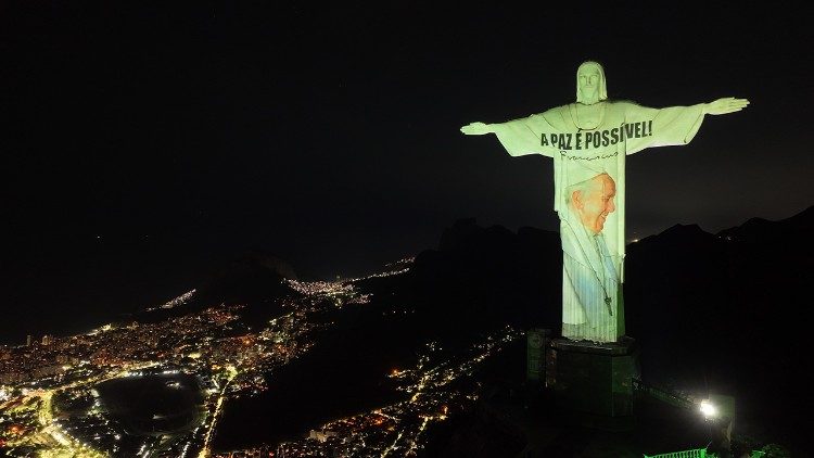 A segunda mensagem do Papa projetada no Cristo Redentor