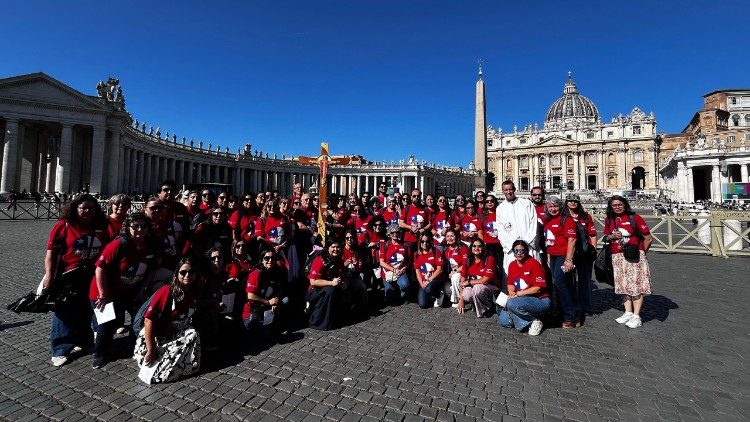 Profesionales y administrativos de la Pontificia Universidad de Chile a las afueras de la basílica de San Pedro.