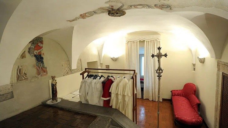 „Místnost slz“ během konkláve v roce 2013