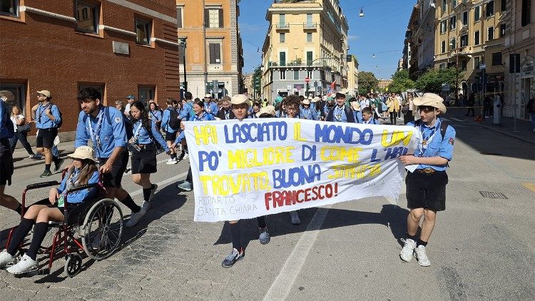 Lusofonias - Grupo de escuteiros no funeral do Papa Francisco e jubileu dos adolescentes, em Roma