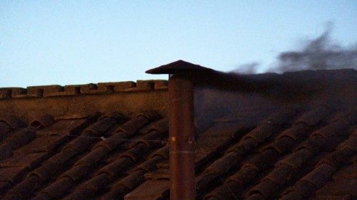 Conclave: a primeira fumaça é preta