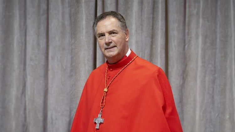 Kard. &Aacute;ngel Fern&aacute;ndez Artime, rojen v Španiji leta 1960