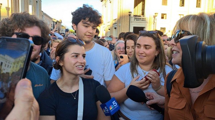 Jovens de Chicago entrevistados pela repórter local da NBC, Mary Ann Ahern