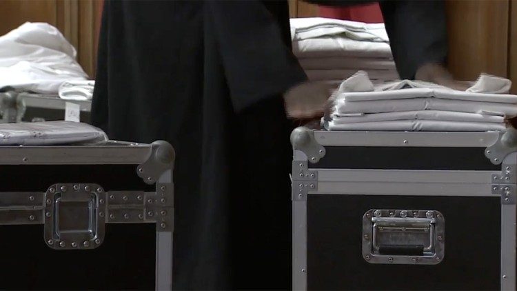 Le casse nelle quali vengono trasportati i paramenti liturgici