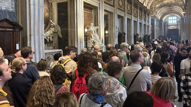 Pellegrini in fila a Santa Maria Maggiore per visitare la tomba di Francesco