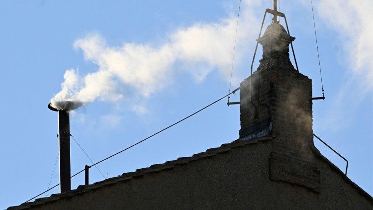 Weißer Rauch über der Sixtina: Ein neuer Papst ist gewählt