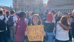 Junge Frau mit der richtigen Botschaft auf dem Petersplatz: Hoffnung auf Frieden