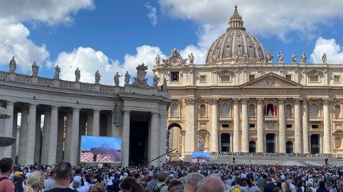 Ватикан. Тысячи верующих со всего мира ждут белого дыма