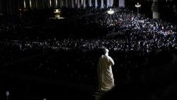 Wierni modlą się na Placu Świętego Piotra w czasie konklawe