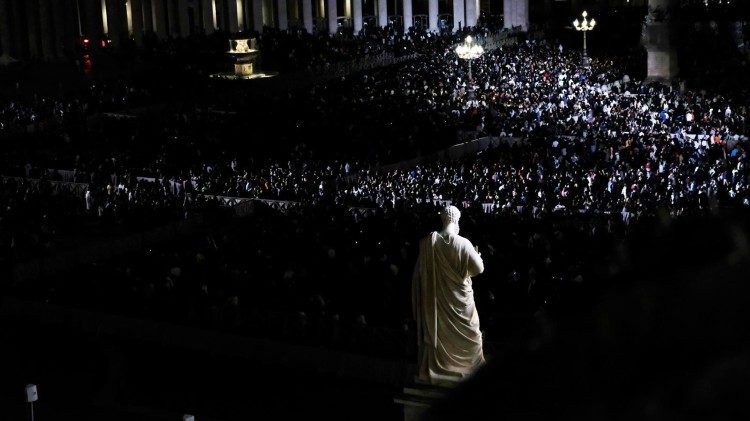 Wierni modlą się na Placu Świętego Piotra w czasie konklawe