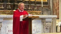 Ks. Adam Sycz przewodniczący Mszy św. przy grobie św. Jana Pawła II