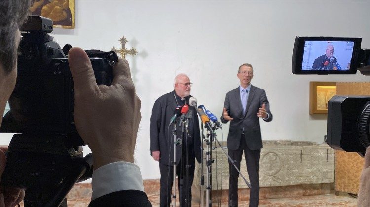 Kardinal Marx (Mitte) bei einer Pressekonferenz in Rom im Mai letzten Jahres