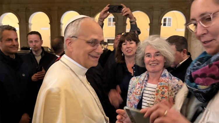 El Papa León XIV saluda a los fieles que se encontraban en el Palacio del Santo Oficio.