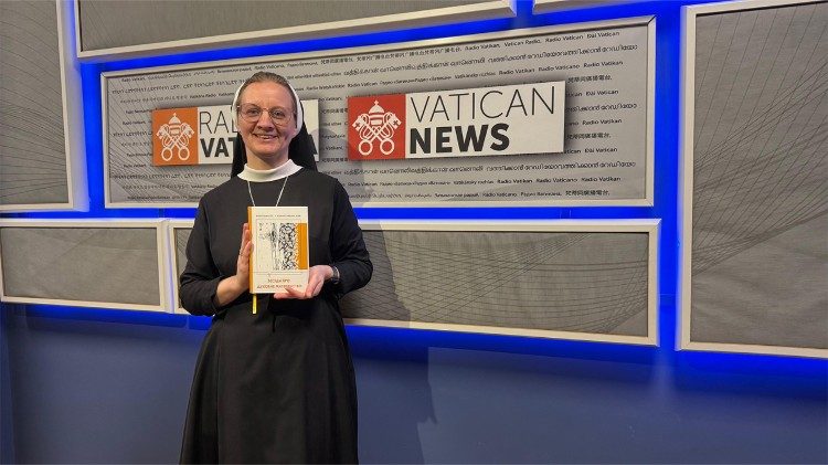 с. Єремія з книгою "Бесіди про духовне материнство"