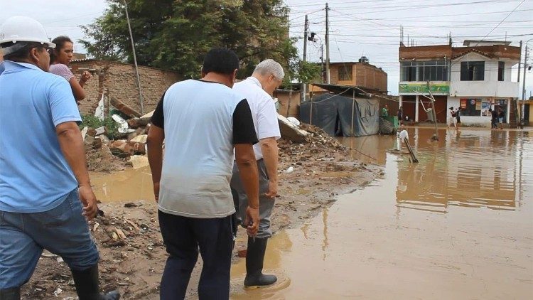Bispo da Diocese de Chiclayo, dom Prevost, nas áreas inundadas pelo El Niño em 2023
