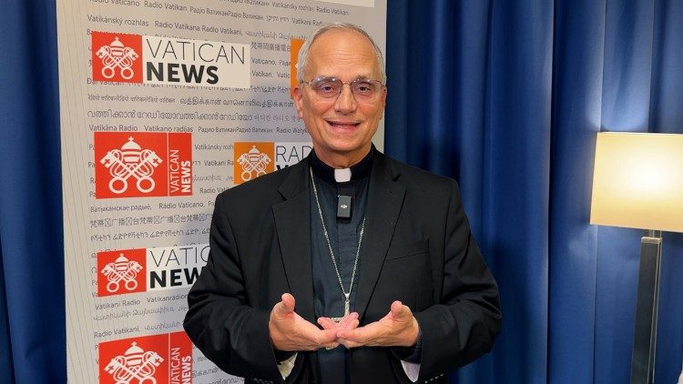Askofu Prevost alitembelea Radio Vatican 