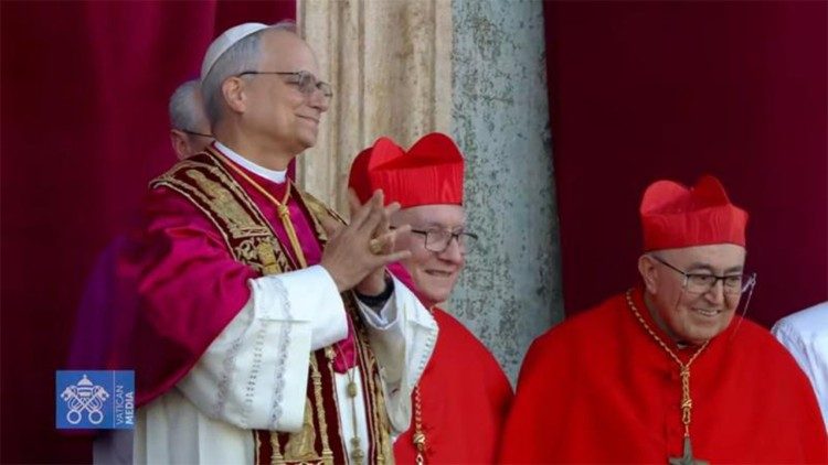 Vrhbosanski nadbiskup u miru kardinal Vinko Puljić uz papu Lava XIV. tijekom njegova prvog pojavljivanja iz središnje lože bazilike svetog Petra (foto: KTA BiH)