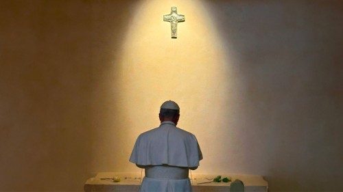 Papst betet am Grab seines Vorgängers