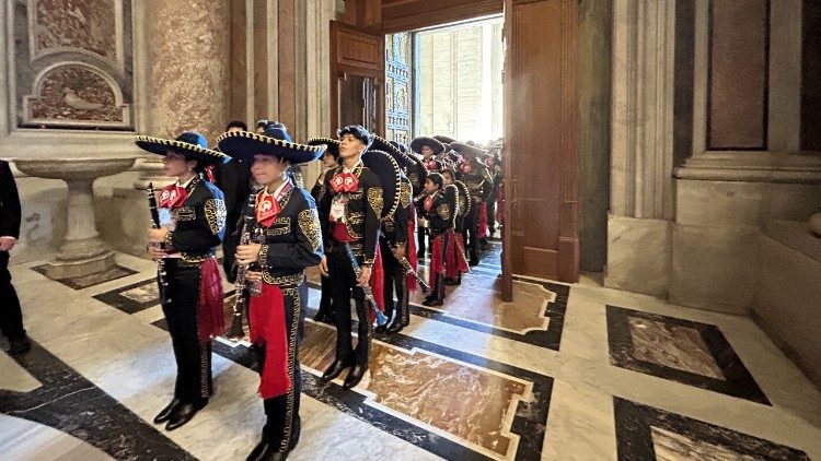 Музыканты праходзяць праз Святую Браму ватыканскай базілікі