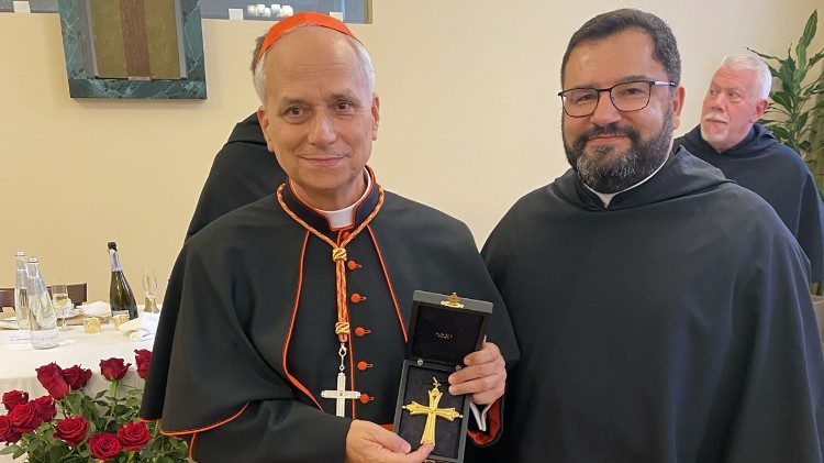 L'allora cardinale Prevost con padre Josef Sciberras 