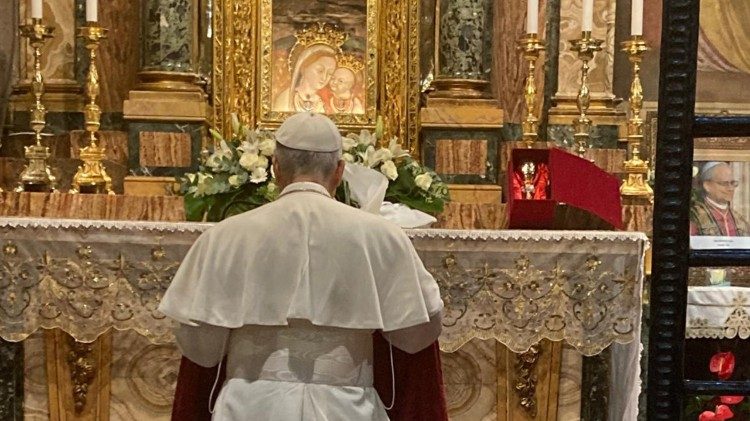 El Papa en oración ante la imagen de la Madre del Buen Consejo