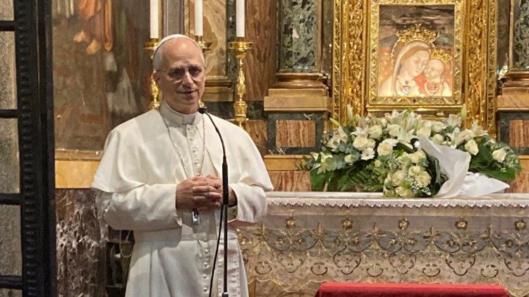 Papa Leone XIV saluta i fedeli nel Santuario della Madonna del Buon Consiglio di Genazzano