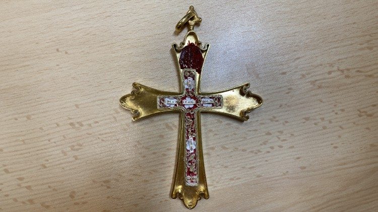 L'interno della croce pettorale di Papa Leone XIV