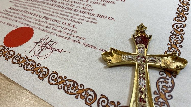 La croce pettorale indossata da Papa Leone XIV il giorno in cui è stato eletto