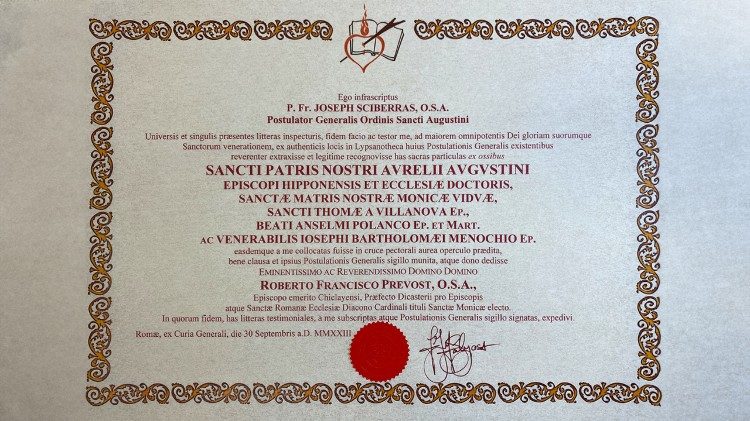 La pergamena che attesta l'autenticità delle reliquie della croce pettorale indossata da Leone XIV