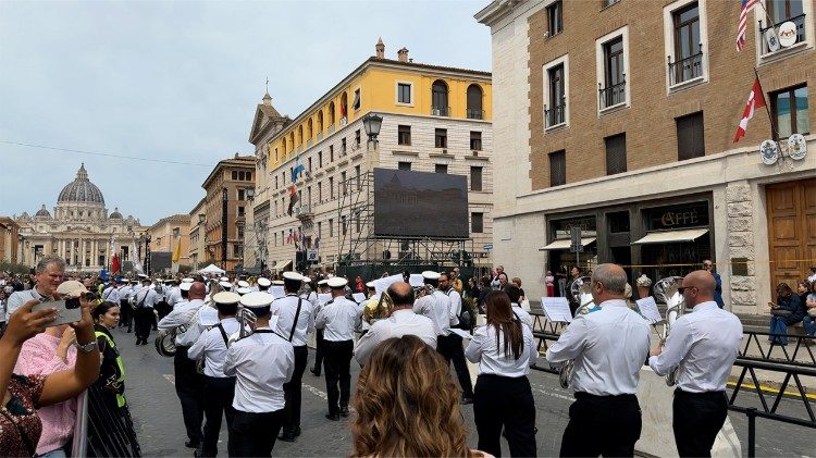 Orkiestry maszerowały Via della Conciliazione w kierunku Watykanu