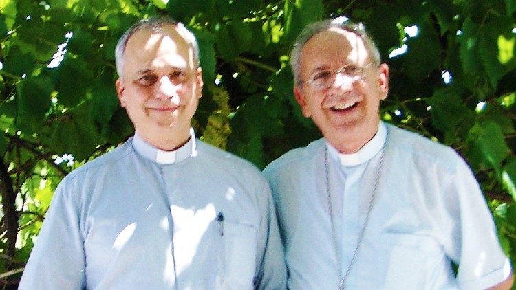 Der Ordensobere der Augustiner, Robert Prevost, mit Bischof Aranguren von Holguín, Kuba, 2008