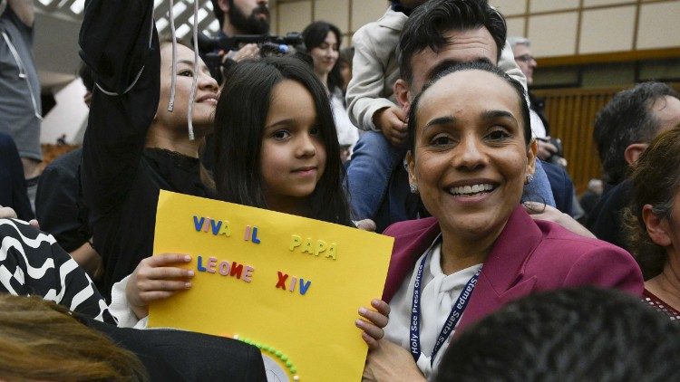 A jornalista brasileira Anna Ferreira, da TV Rede Vida, com a filha Thaís de 7 anos, já que a audiência era aberta à imprensa internacional e familiares