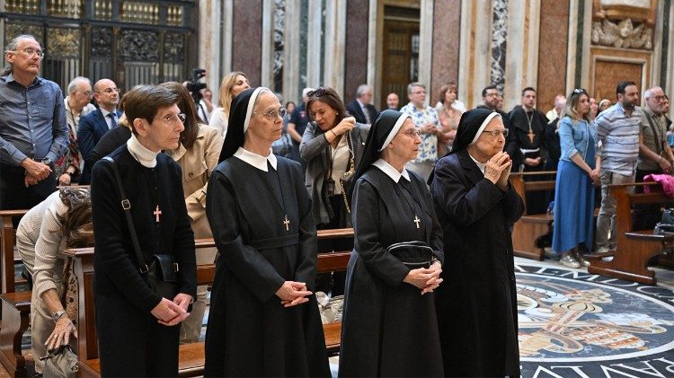 I fedeli presenti alla Divina liturgia in rito armeno a Santa Maria Maggiore