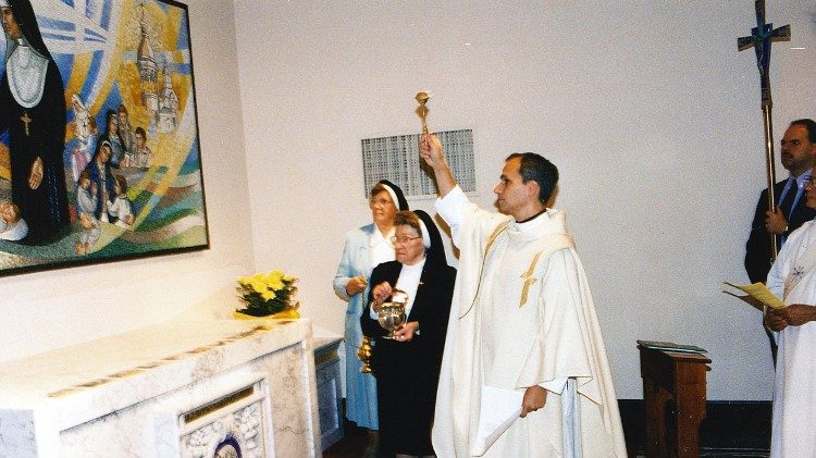 R. F. Prevostas OSA laimina Motinos M. K. Kaupaitės SSC sarkofagą 1999 m. rugpjūčio 28 d. 