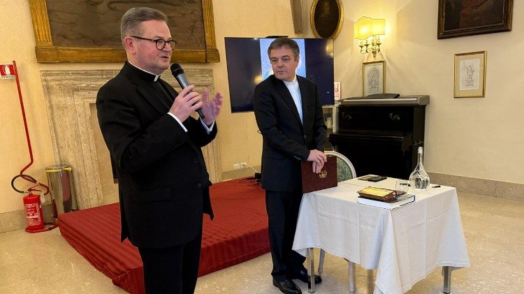 Ks. prał. Paweł Ptasznik, przewodniczący Rady Administracyjnej Watykańskiej Fundacji Jana Pawła II, otwierający spotkanie o Janie Styce