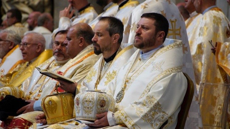El cardenal Mykola Byčok en la Divina Liturgia en rito bizantino
