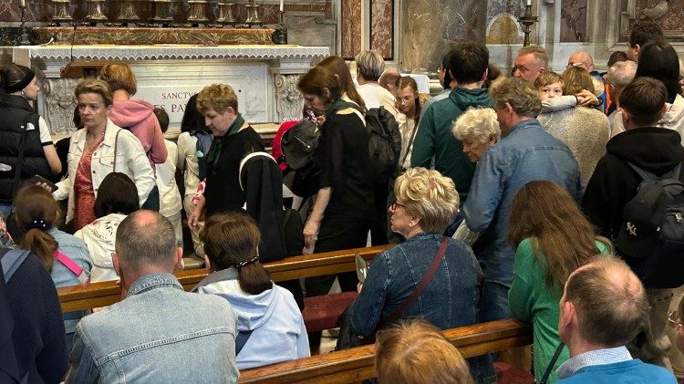 Uczestnicy Mszy św. przy grobie św. Jana Pawła II