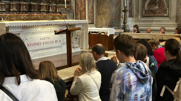 2025.05.15 Msza św. przy grobie Papieża Polaka była okazją do dziękczynienia za wybór Leona XIV