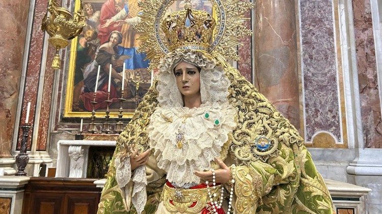 Las imágenes de “El Cachorro” de Sevilla y María Santísima de la Esperanza de Málaga están expuestas en la capilla San Pío X de la Basílica de San Pedro para el Jubileo de las Cofradías (16-18 de mayo).