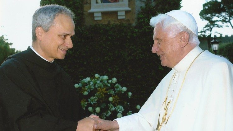 2025.05.15  फादर रोबर्ट प्रीवोस्ट और संत पापा बेनेदिक्त सोलहवें