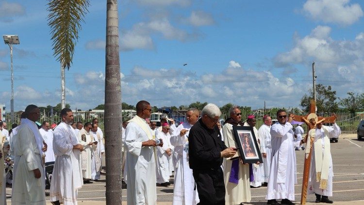 Procesión de los sacerdotes al Santuario Nacional Santo Cristo de los Milagros