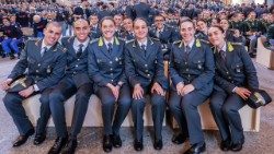 Tarptautinė karių piligrimystė Lurde: pozuoja Italijos delegacijos kariai ir karės