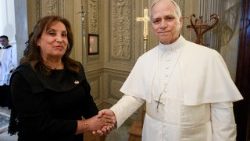 Il Papa con la presidente peruviana Dina Ercilia Boluarte Zegarra