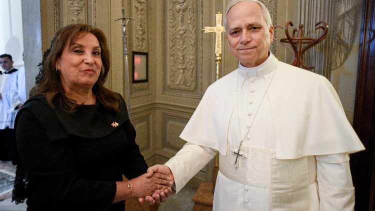 Il Papa con la presidente peruviana Dina Ercilia Boluarte Zegarra 