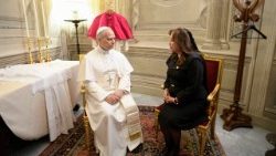 पेरु की राष्ट्रपति दीना बोलुआर्ते के साथ सन्त पापा लियो 14 वें  (प्रतीकात्मक तस्वीर)