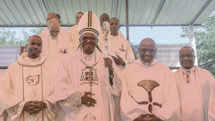 Ordenação presbiteral do P. Sérgio Vilanculo, pelo Bispo Auxiliar da Beira, Dom António Constantino