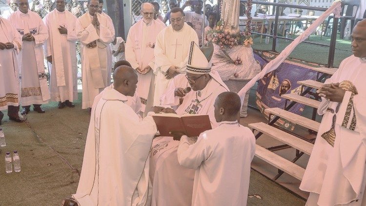 Ordenação sacerdotal do Padre Sérgio Vilanculo (Beira, Moçambique)