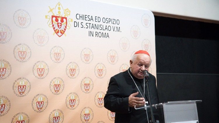 Kardynał Stanisław Dziwisz podczas uroczystej projekcji filmu "21.37" w Cinema Adriano w Rzymie